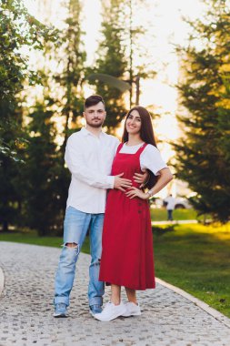 Aşk kucaklar romantik mutlu çift ve birbirlerine bakmak. parkta çekici esmer kadın ve onu yakışıklı sakallı erkek arkadaşı.