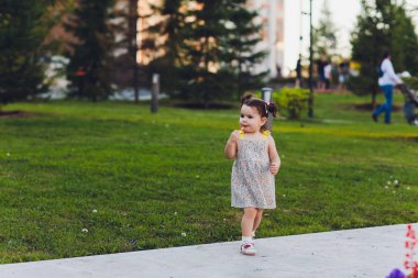 kabarcıkları ile tatlı bir küçük kız resim.