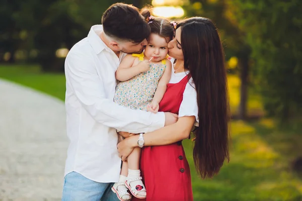 Gelukkige familie genieten van familie tijd samen in het Park. — Stockfoto