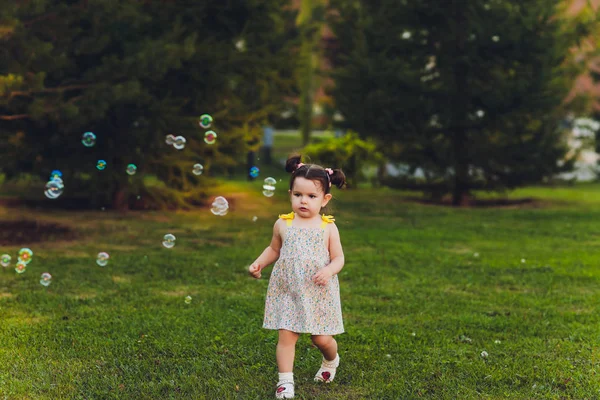 Het beeld van een schattig klein meisje met bubbels. — Stockfoto