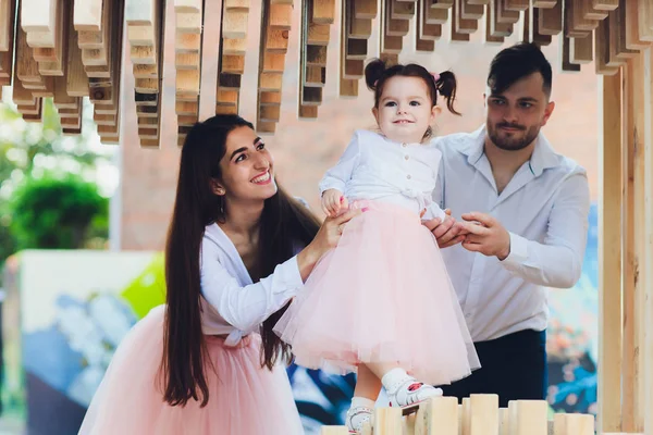 Família feliz desfrutando de tempo em família juntos no parque . — Fotografia de Stock