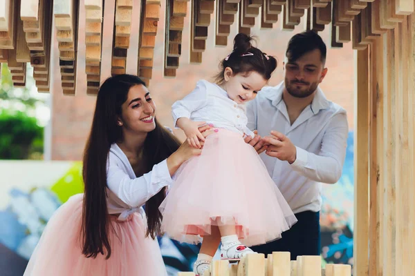 Gelukkige familie genieten van familie tijd samen in het Park. — Stockfoto