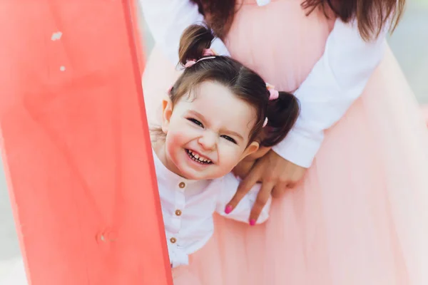 Schattig klein blond meisje in zomer kleding buiten. — Stockfoto