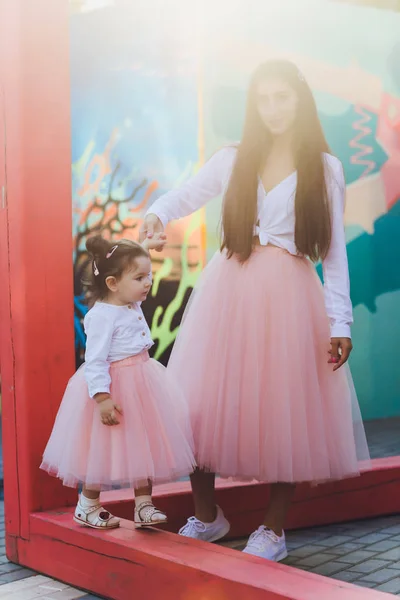 Lycklig mor och barn dotter håller händerna tillsammans i sommardag. — Stockfoto