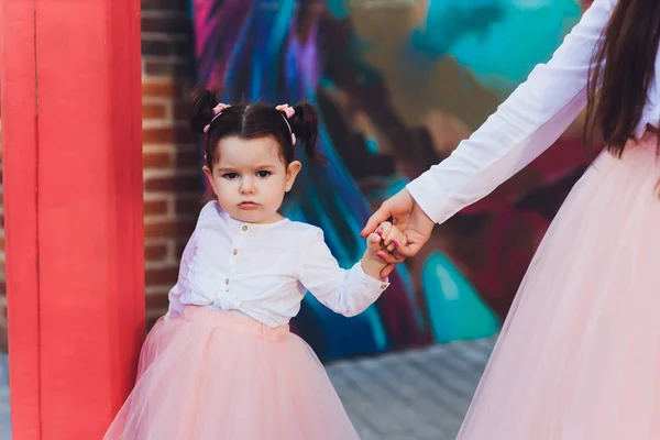 Söt småbarns flicka i ballerina kostym på vackra sommarträdgård. — Stockfoto