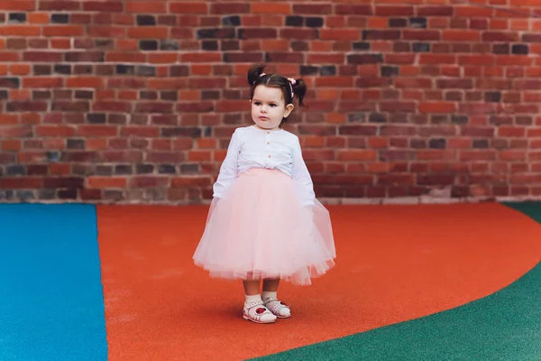 Söt småbarns flicka i ballerina kostym på vackra sommarträdgård. — Stockfoto