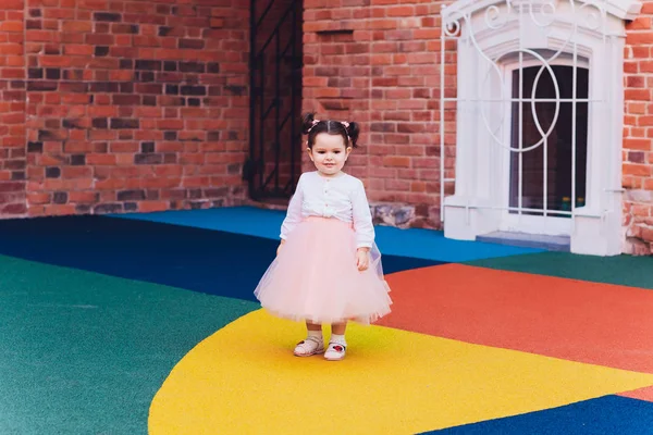 Mignon tout-petit fille en costume de ballerine à beau jardin d'été . — Photo