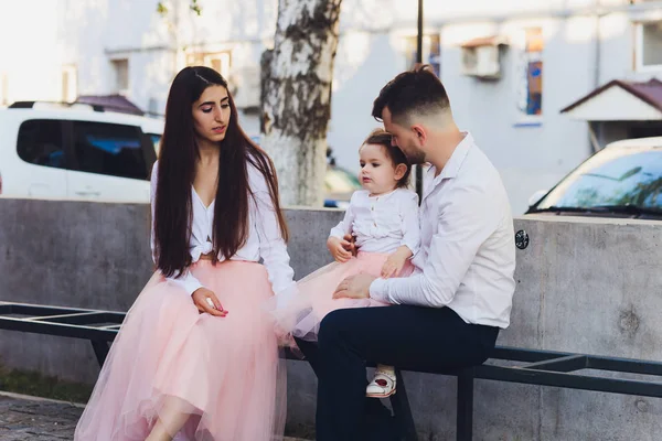 Gelukkige familie genieten van familie tijd samen in het Park. — Stockfoto