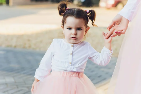 Söt småbarns flicka i ballerina kostym på vackra sommarträdgård. — Stockfoto