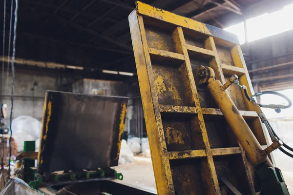 Speciale uitrusting voor het drukken van papier afval op een afval sorteren plant voor verdere verwijdering of recyclage. — Stockfoto