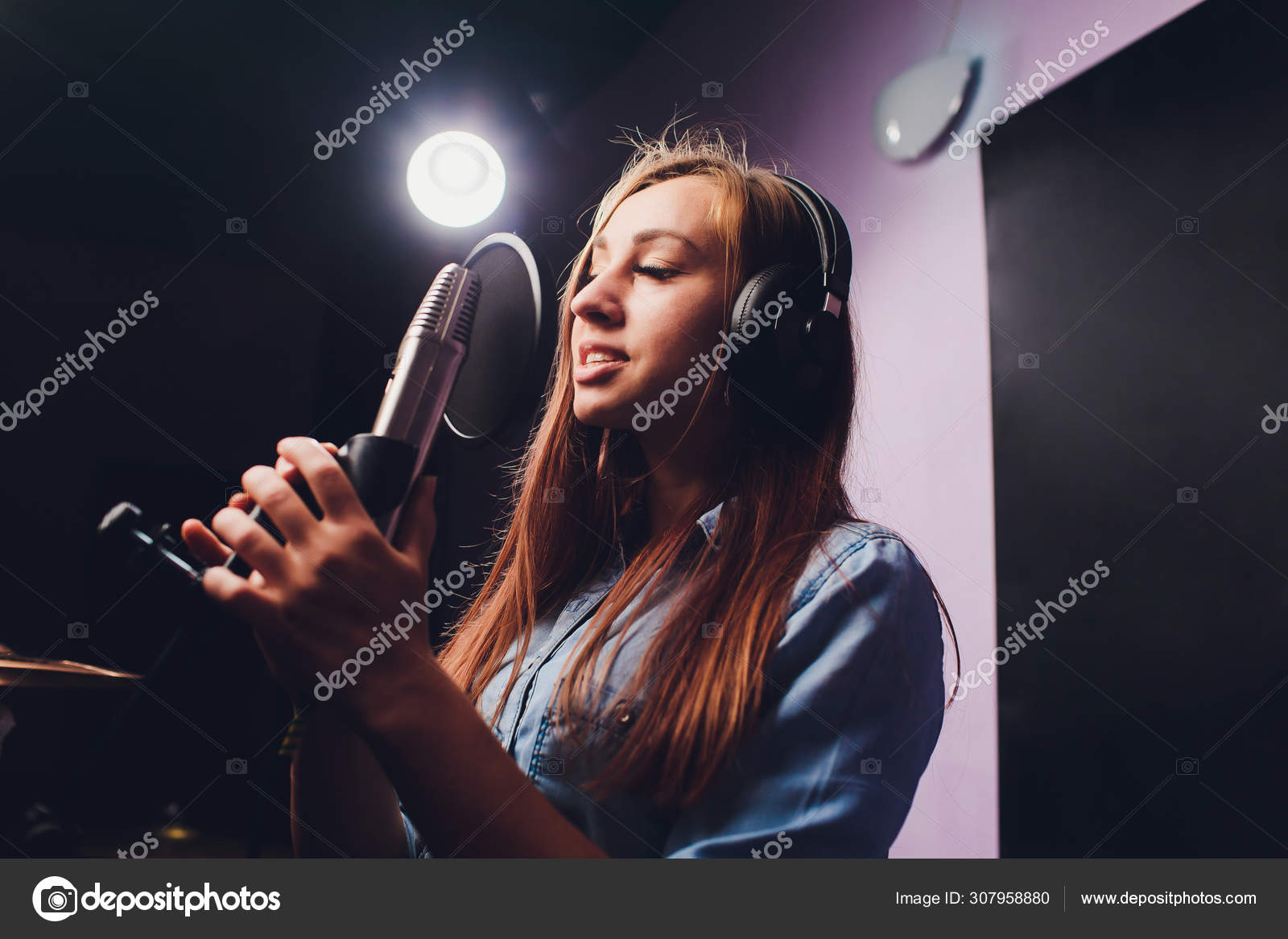 Крупный План Певца, Записывающего Трек В Студии. Стоковое Фото.