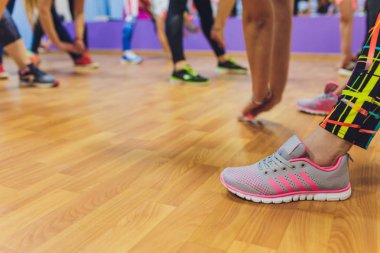 Fitness, spor, eğitim, spor ve yaşam kavramı - spor salonunda egzersiz kadın grubu.