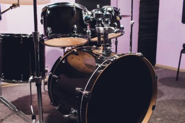 Drummer ve Kit'inin yakın çekim, Grubuyla Canlı Çalıyor.