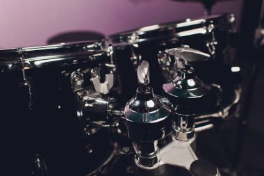 Drummer ve Kit'inin yakın çekim, Grubuyla Canlı Çalıyor.