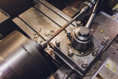 bir elektrik fabrikası işçisi Üretim Satın Alma elektronik ürünler ihraç ediyor.