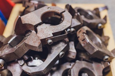 bir elektrik fabrikası işçisi Üretim Satın Alma elektronik ürünler ihraç ediyor.