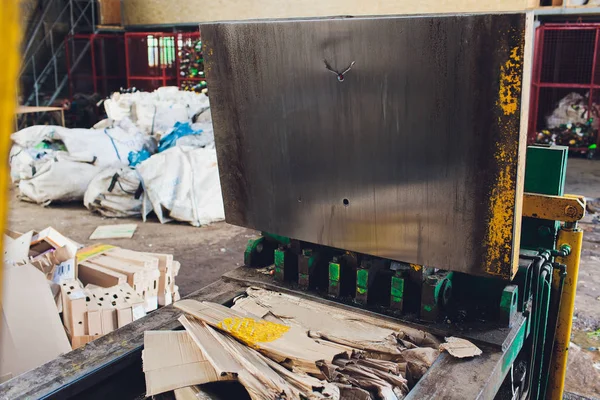 Speciale uitrusting voor het drukken van papier afval op een afval sorteren plant voor verdere verwijdering of recyclage. — Stockfoto