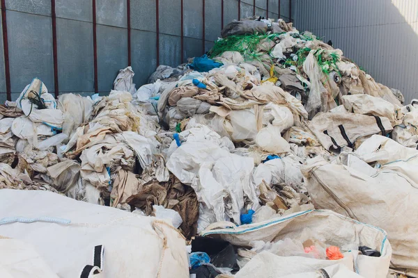 Arka plan siyah çanta çöp atık, çöplük, Bin, çöp, çöp, çöp, plastik torbalar önemsiz çöp çöp doku kazık, arka plan atık plastik depo gözü çanta. — Stok fotoğraf