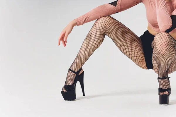 A háttérben az elegáns női lábak közelről. — Stock Fotó