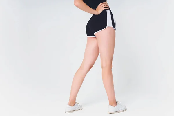 Close-up van elegante vrouwelijke benen op de achtergrond. — Stockfoto