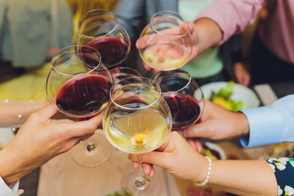 Närbild skott av grupp människor klinkande glasögon med vin eller champagne framför bokeh bakgrund. äldre människor händer — Stockfoto