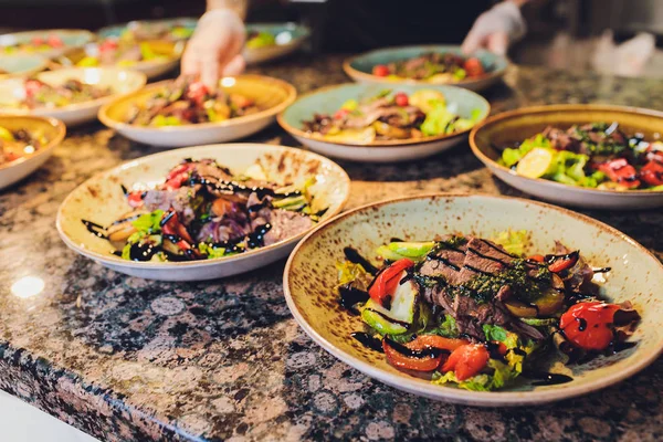 Směs zdravých vegetariánských jídel salátů se zeleninou, sladkým bramborem, falafelem, bulgur, avokádem, vejci. — Stock fotografie