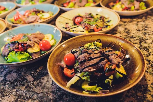 Ensaladas mixtas saludables de buddha vegetariana con verduras, batatas, falafel, bulgur, aguacate, huevos . — Foto de Stock