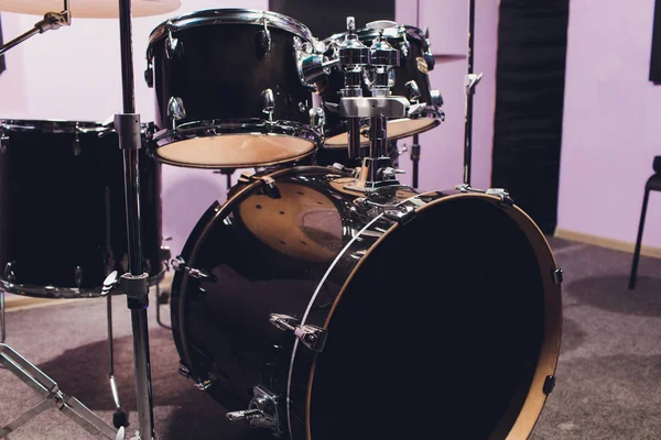 Drummer ve Kit'inin yakın çekim, Grubuyla Canlı Çalıyor.