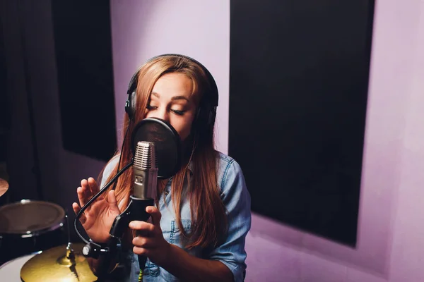 Primer plano de un cantante grabando una canción en un estudio. — Foto de Stock
