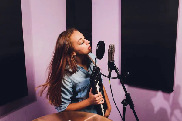Primer plano de un cantante grabando una canción en un estudio. — Foto de Stock