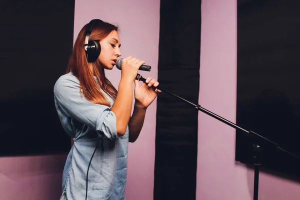 Close up of a singer recording a track in a studio. — Stock Photo, Image
