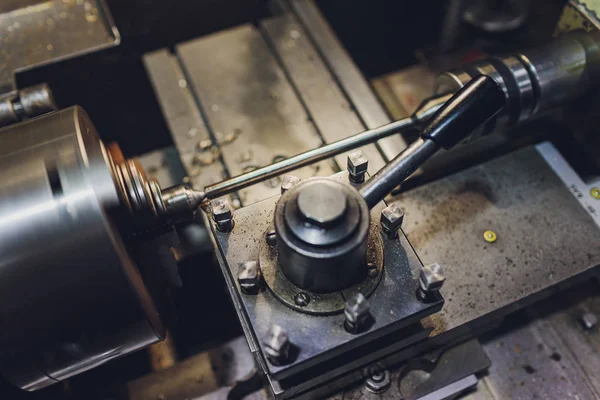 bir elektrik fabrikası işçisi Üretim Satın Alma elektronik ürünler ihraç ediyor.