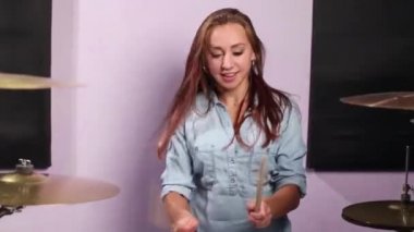 sahnede set davul çalmaya kadın davulcu fotoğrafı.
