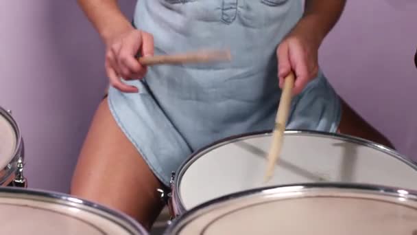 ステージにドラムセットを演奏女性ドラマーの写真. — ストック動画