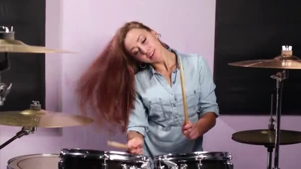 Fotografía de una baterista tocando un tambor en el escenario . — Vídeo de stock