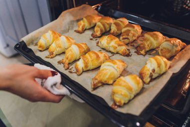 fırın fırında taze pişmiş kruvasanlar.