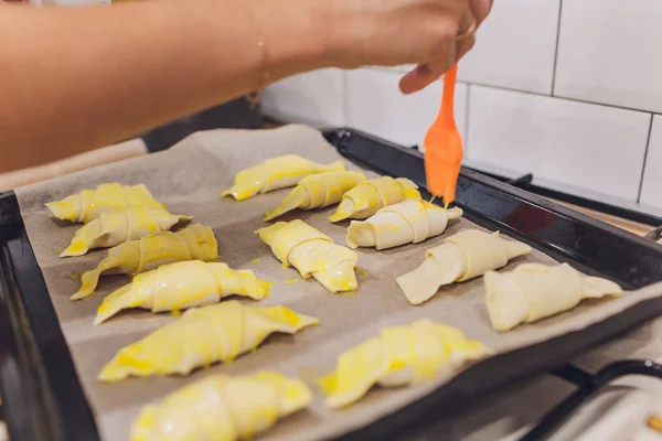 Baker koncept. Göra vete croissant på träbord, färska bageri. — Stockfoto