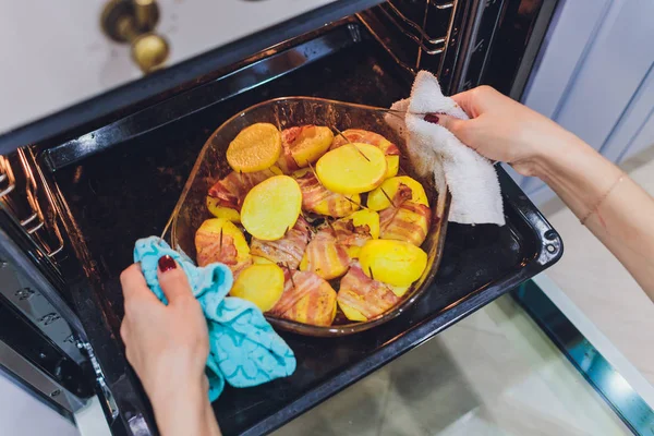 Horno de pastel de carne al horno con tocino sobre un fondo gris concreto. Pan de carne relleno de champiñones, patatas, zanahorias y cebollas . — Foto de Stock