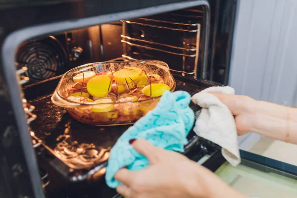 Oven baked meatloaf dengan bacon pada latar belakang abu-abu beton. Roti isi daging dengan jamur, kentang, wortel dan bawang . — Stok Foto