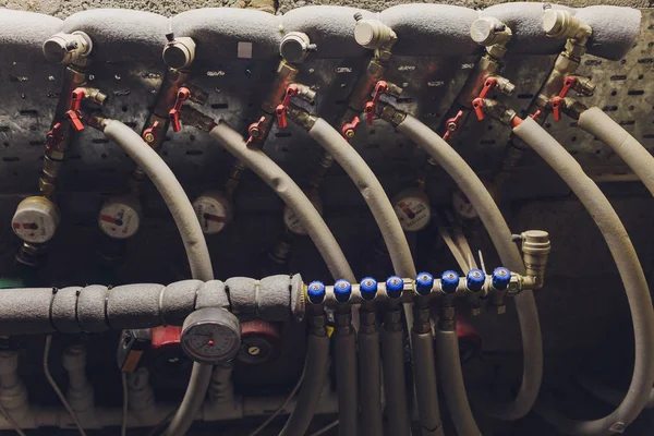 Primer plano de manómetro, tuberías y válvulas de grifo del sistema de calefacción en una sala de calderas. — Foto de Stock