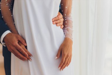 Zarif bir düğün çifti. Gelin ve damat düğün günü kucaklaşır.