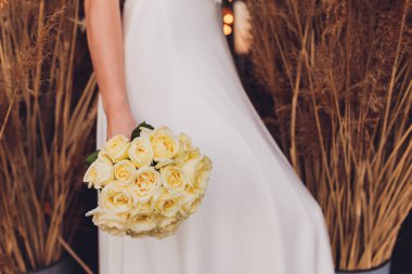 Güzel düğün buketi Gelinin ellerinde.