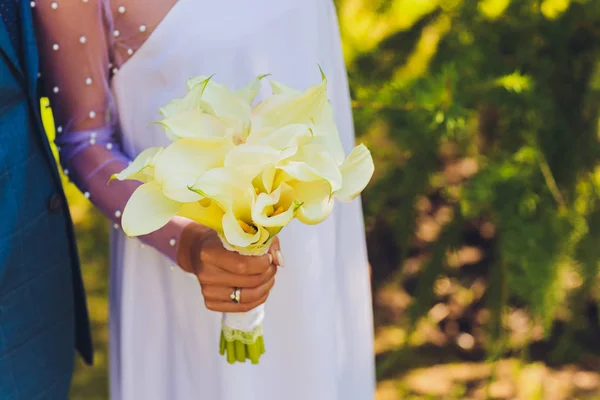 花嫁の手に美しい結婚式の花束. — ストック写真