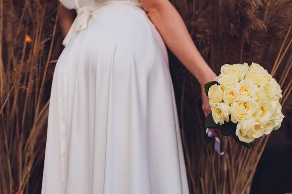 花嫁の手に美しい結婚式の花束. — ストック写真