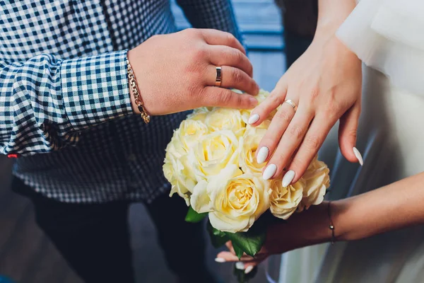 Belo buquê de casamento em mãos da noiva. — Fotografia de Stock