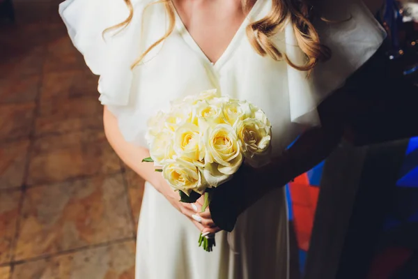 Belo buquê de casamento em mãos da noiva. — Fotografia de Stock