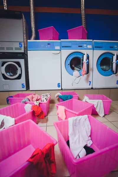 Wanita mengambil pakaian berwarna dari mesin cuci . — Stok Foto