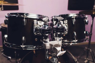Drummer ve Kit'inin yakın çekim, Grubuyla Canlı Çalıyor.