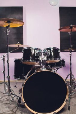 Drummer ve Kit'inin yakın çekim, Grubuyla Canlı Çalıyor.