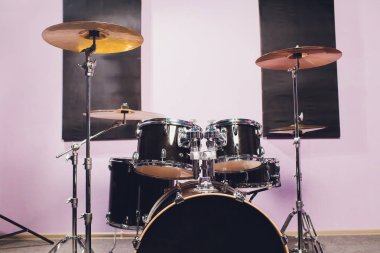 Drummer ve Kit'inin yakın çekim, Grubuyla Canlı Çalıyor.